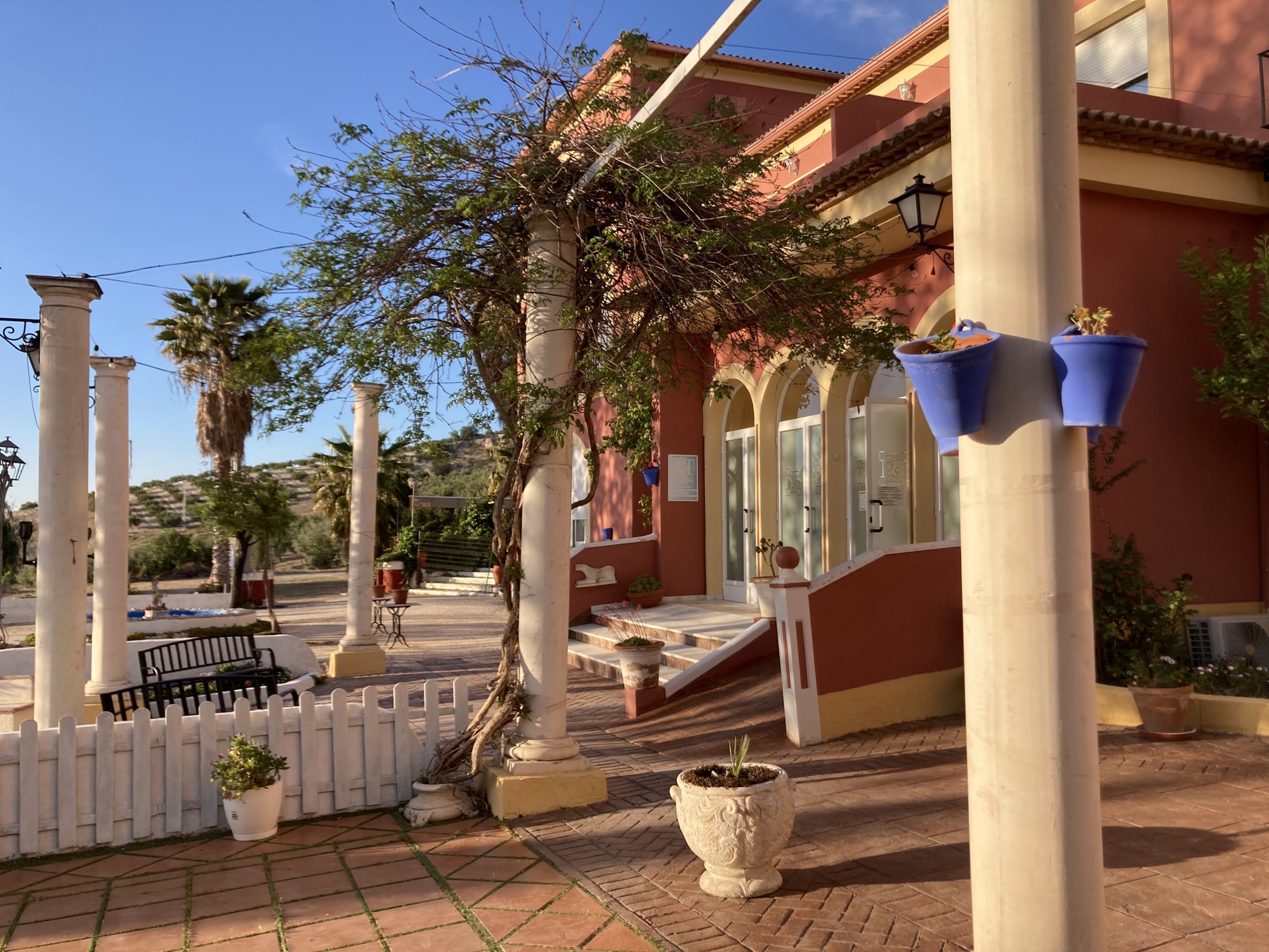 Acceso porticado a los apartamentos Fuente de la Salud