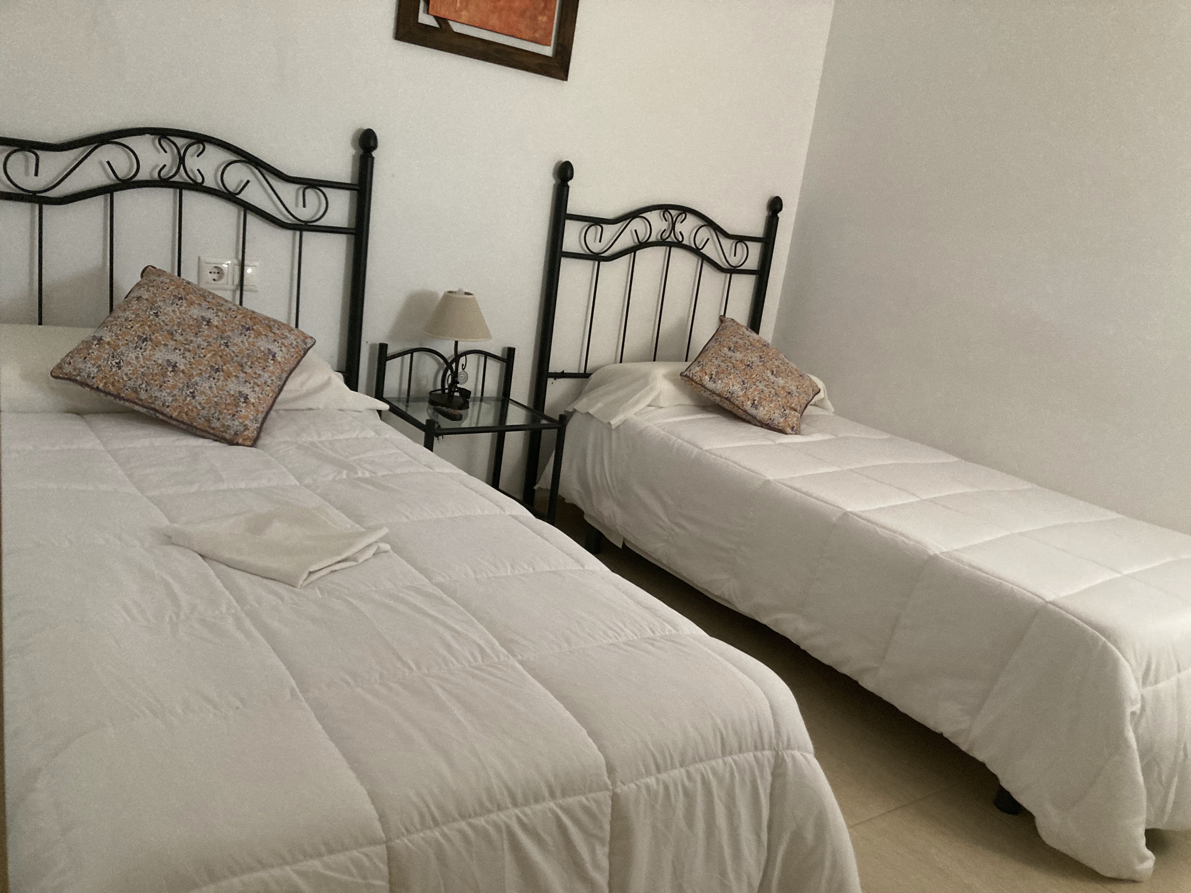 Dormitorio con dos camas