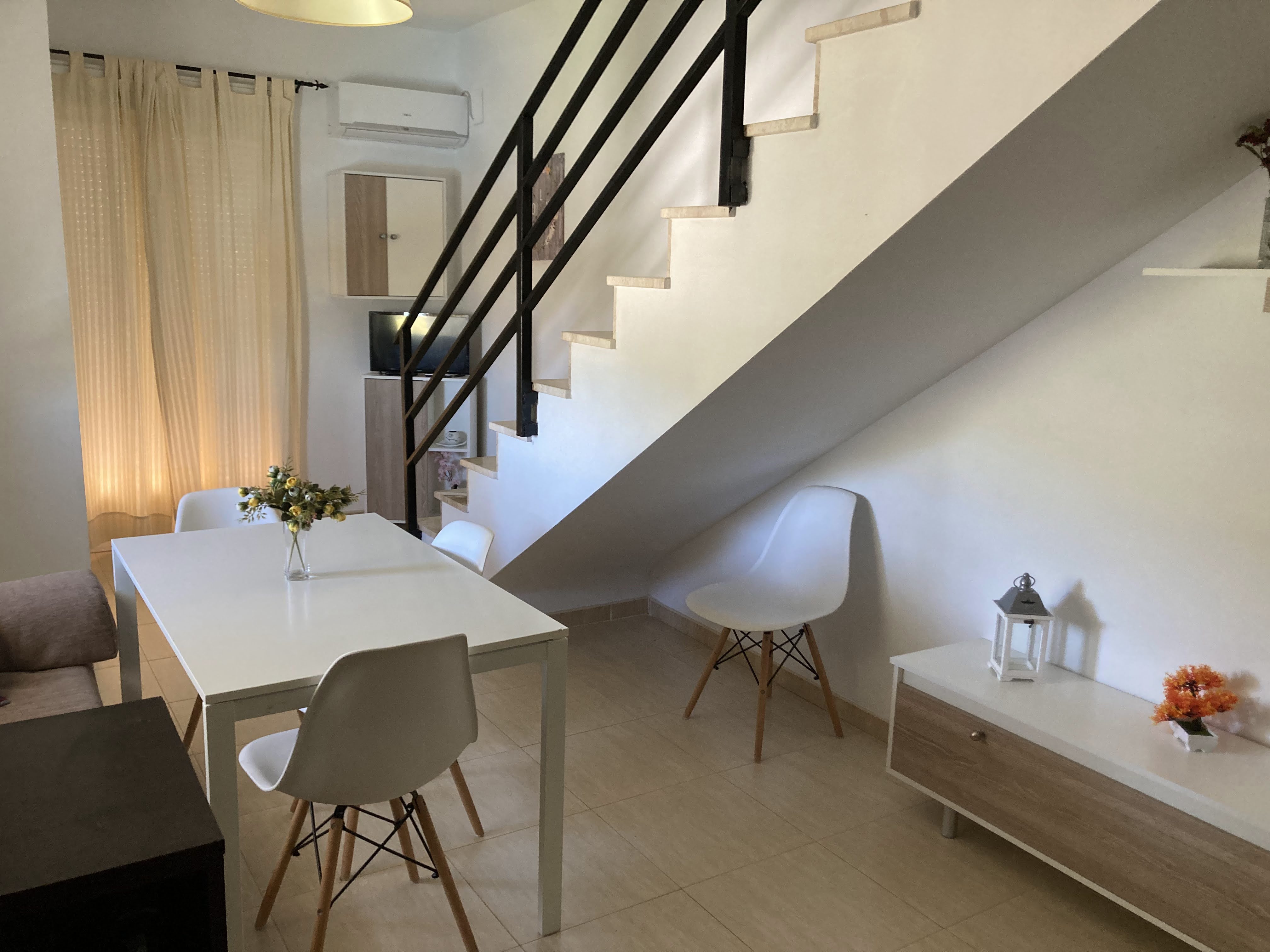 Comedor y escalera interior del dúplex